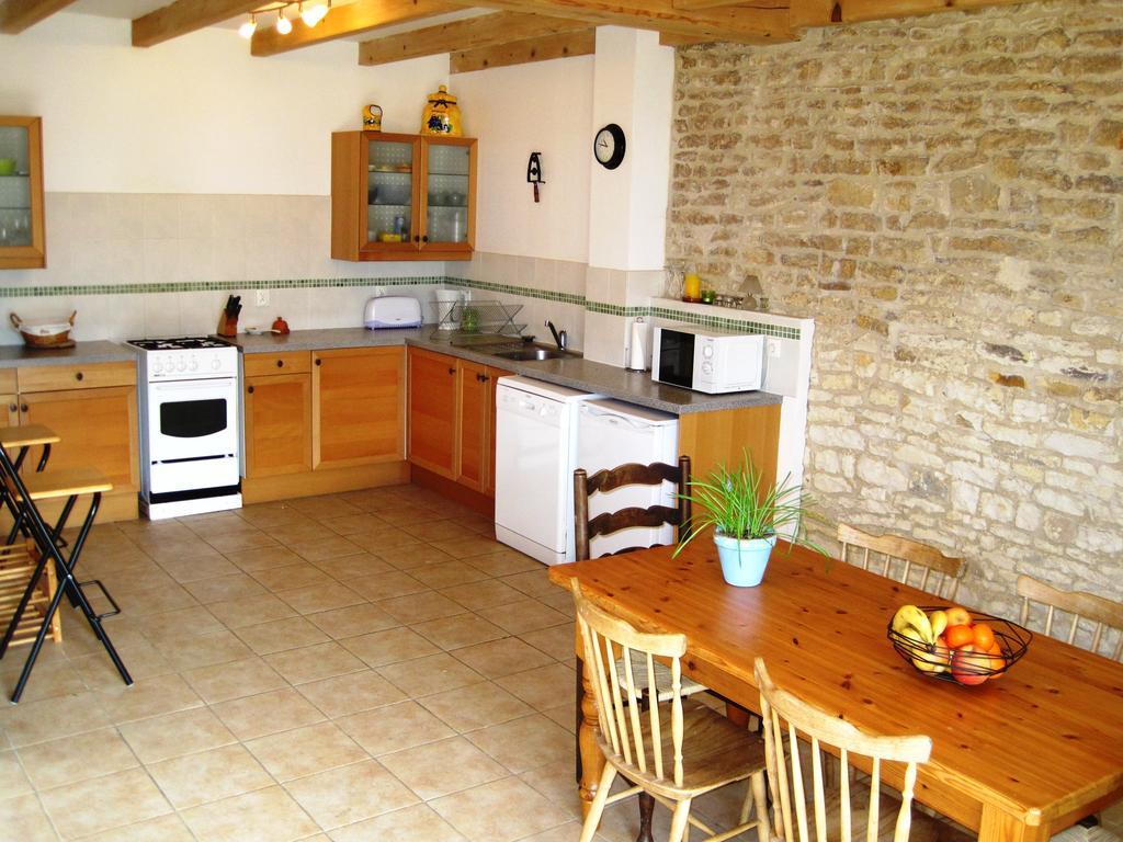 Le Noisetier at Les Hiboux Gites Chef-Boutonne Chambre photo