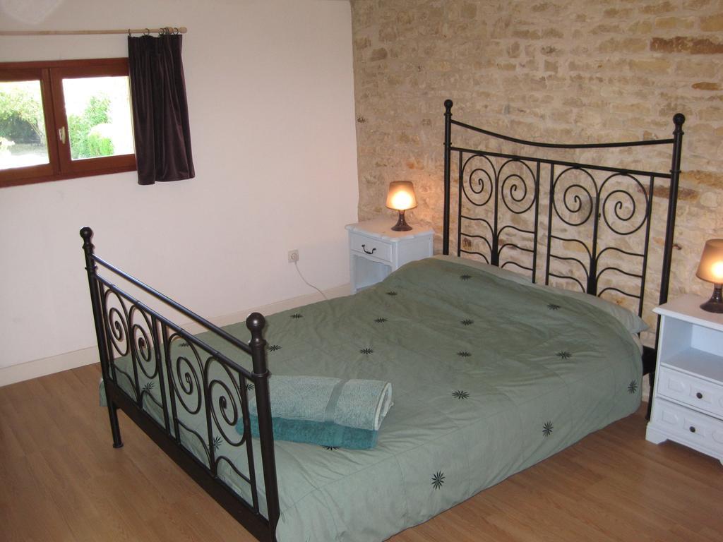 Le Noisetier at Les Hiboux Gites Chef-Boutonne Chambre photo