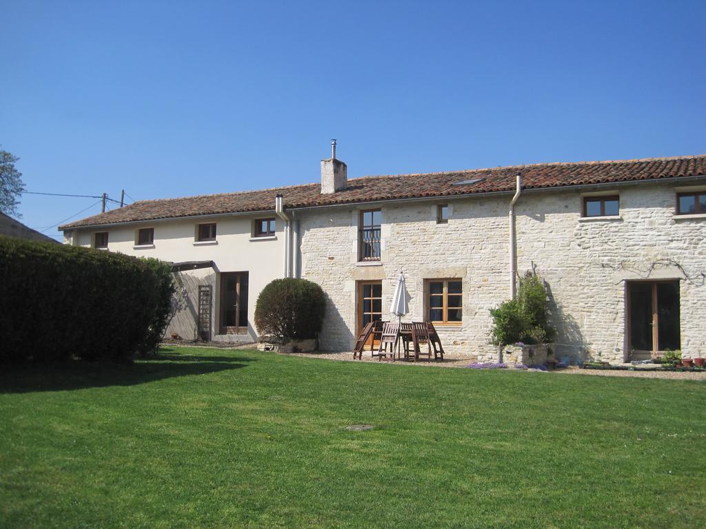 Le Noisetier at Les Hiboux Gites Chef-Boutonne Chambre photo
