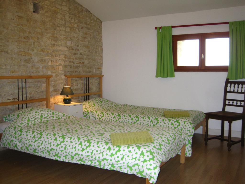 Le Noisetier at Les Hiboux Gites Chef-Boutonne Chambre photo